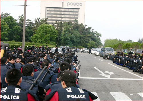 15일 새벽 경찰진입에도 건설노조원들은 포스코 본사 점거 농성을 계속하고 있다. 포스코 본사 진입로에는 아직도 수천의 경찰병력이 배치돼 있다. 